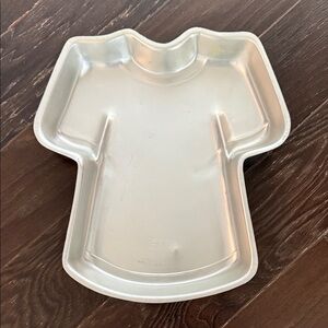 Wilton Silver Shirt-Shaped Cake Pan